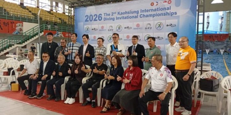 高雄市國際游泳池隆重開幕 8歲小將驚艷跳水秀