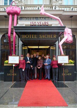 Hotel Sacher Vienna 慶祝 150 週年誌慶，並呈獻 Erwin Wurm 的雕塑傑作
