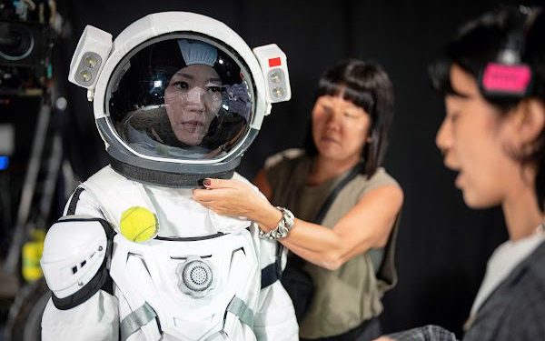 蔡淳佳MV穿太空裝全身爆濕 崩潰大呼:「根本泡溫泉哪!」