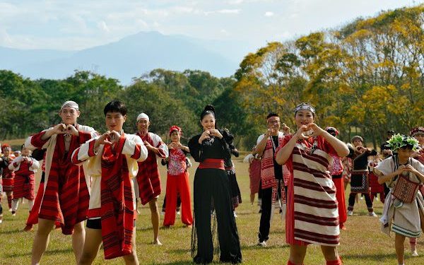 金曲原民歌手姑慕·巴紹全新單曲MV 號召南投 11 個族群齊聚拍攝 呈現百人歌舞歡欣場面