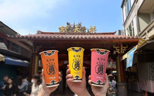 東方女神加持!CoCo都可聯名粉紅超跑白沙屯媽祖 杯裝好運、袋裝福祿