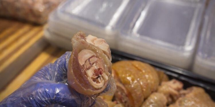 新北雞肉專賣店 兄弟接棒市場老攤 開創人氣熟食新路線