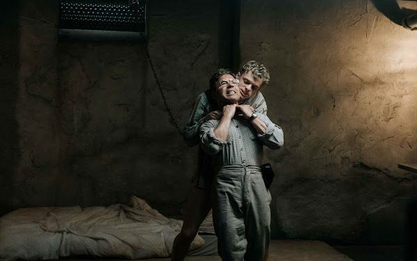 19歲青年慘被鐵鍊栓頸關地下室 《你罪乖》史帝芬葛拉翰化身斯文敗類教化Z世代年輕人