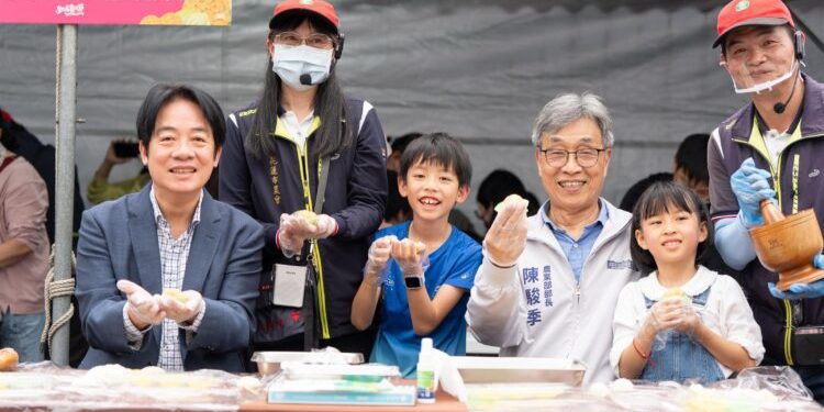 賴總統出席「凱道農玩節」與親子同樂 大力行銷臺灣在地農產品