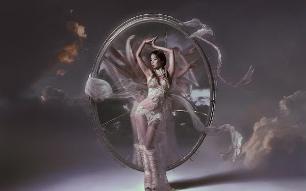 JOLIN 披「雲霧蕾絲紗袍」化身「流動之光」唯美詮釋「愉悅流動」