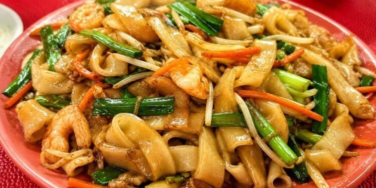 大湖排隊熱炒名店在郵局旁 牛肉炒飯到爆炒山豬肉 讓顧客不斷回訪