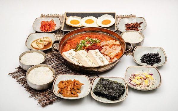 「一鍋熱騰騰的韓式日常」原汁原味帶進台灣市場 《人生豆腐》海外首店進駐台北東區！