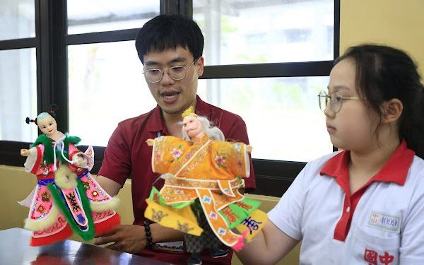 布袋戲走進校園！文化部攜手劇團　讓學生從演到奏全體驗