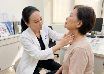 頸紋怎麼來？醫師劉凱雯：從生活型態與皮膚結構 理解頸部紋路形成關鍵