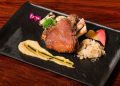 台中商業餐敘 燉、炸、烤經三道工序的德國豬腳  外皮酥脆、內部保有肉汁