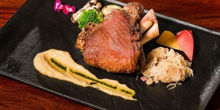 台中商業餐敘 燉、炸、烤經三道工序的德國豬腳  外皮酥脆、內部保有肉汁