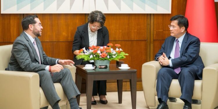 外交部長林佳龍接見宏都拉斯國會自由黨黨鞭卡利斯議員