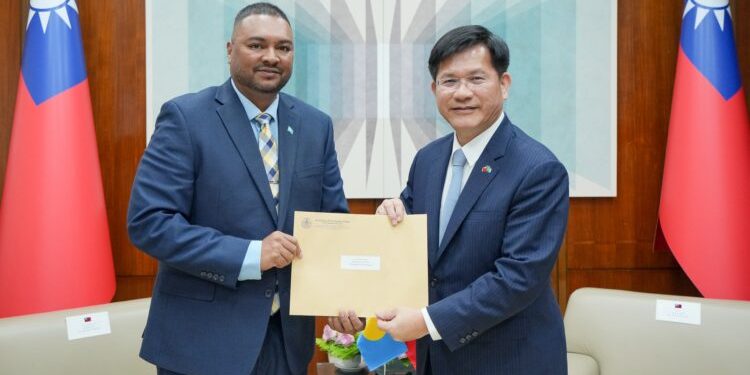 外交部長林佳龍接見帛琉共和國駐台新任大使吳傑法，期盼深化台帛「榮邦」合作並共促太平洋區域繁榮