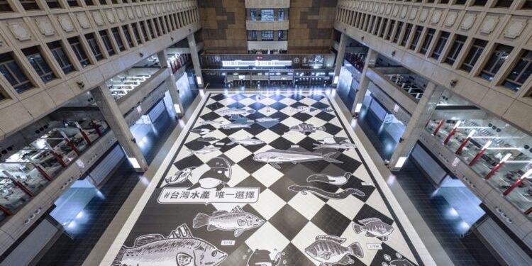 台灣好魚游進北車大廳 農業部攜手人氣插畫家cherng打造「貘魚廣場」
