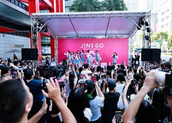Winky出道首秀獻給JINS！甜辣Y2K造型嗨翻信義區 C.Holly接力開唱