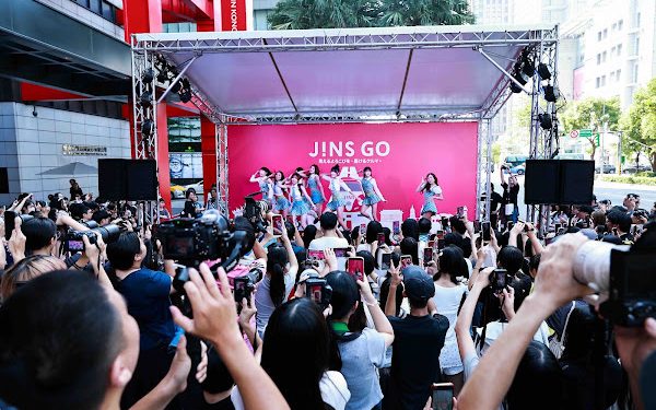 Winky出道首秀獻給JINS！甜辣Y2K造型嗨翻信義區 C.Holly接力開唱