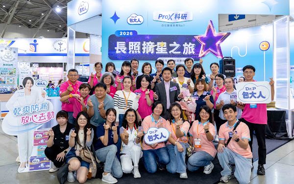 陪94歲失智阿嬤站起來！包大人「長照摘星之旅」表揚第一線英雄 讓長者找回自主尊嚴