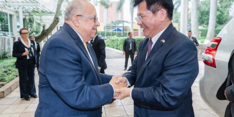 外交部長林佳龍率企業團訪問友邦瓜地馬拉，晉見阿雷瓦洛總統並會晤馬丁涅茲外長，感謝支持邦誼及台灣國際參與