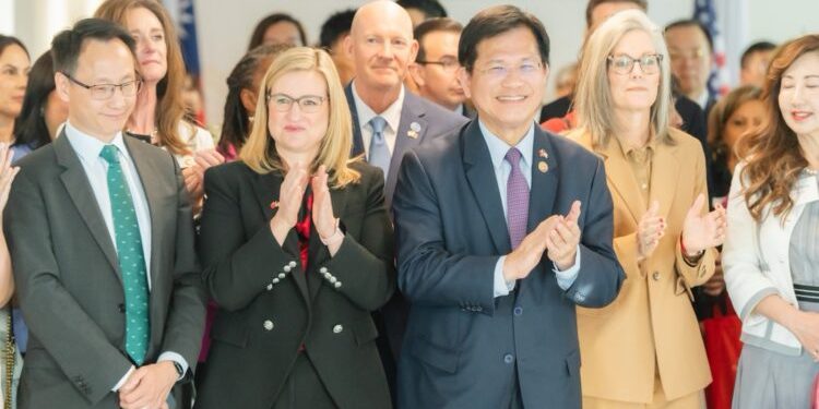 外交部長林佳龍出席我國駐鳳凰城辦事處揭牌儀式