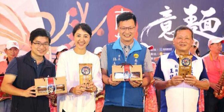 南投意麵嘉年華 許縣長秀手藝 白爛貓快閃 南投意麵觀光嘉年華吸引千人