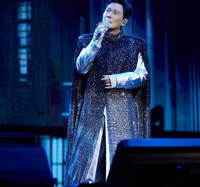 情歌王子台上脫衣全場爆叫 張信哲喜收熱情 打趣「暖氣太強?」