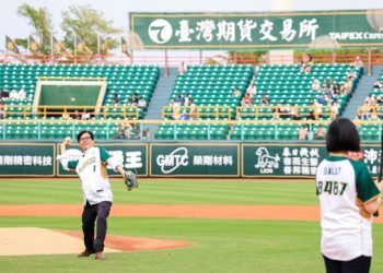 陳其邁市長蒞臨開球加油 台鋼雄鷹隊史第二年澄清湖主場首戰奪得賽季首勝