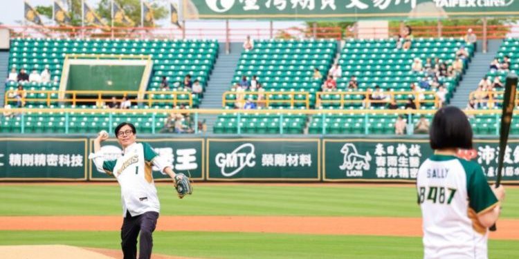 陳其邁市長蒞臨開球加油 台鋼雄鷹隊史第二年澄清湖主場首戰奪得賽季首勝