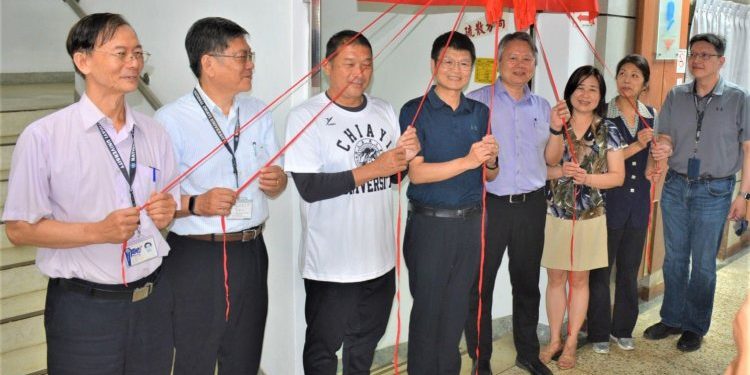 嘉大肌力與體能訓練室啟用　金牌健力Q嬤親自示範舉重