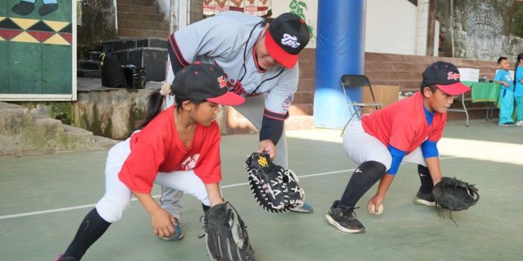 努力培育出下一位新星球員 台電棒球隊把國手送到高雄最遠的桃源國小教球了！