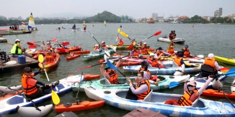 實現障礙者親近水域的夢想 高雄首度舉辦障礙者獨木舟、SUP水上假期