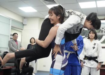 許淑華被角力女國手扛上肩 大讚南投運動員好威