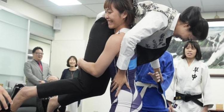 許淑華被角力女國手扛上肩 大讚南投運動員好威