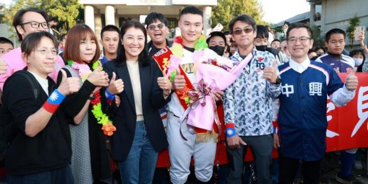 英雄返鄉 金牌投手陳柏清返母校接受表揚