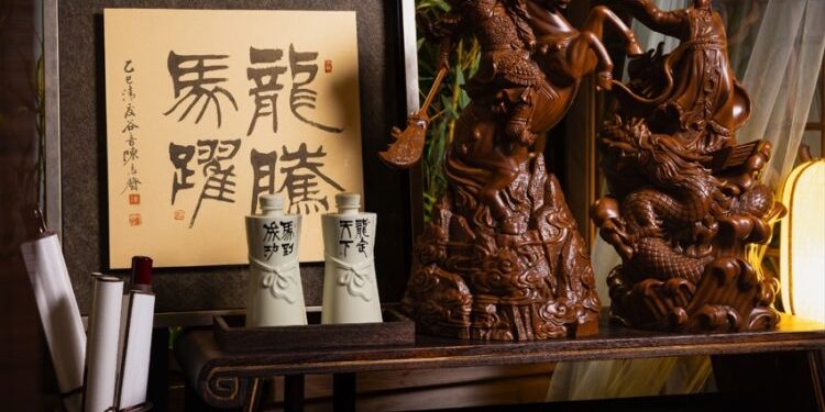 最強鎮場神器現身台北國際酒展 「關公孔明紀念酒」霸氣造型受矚目