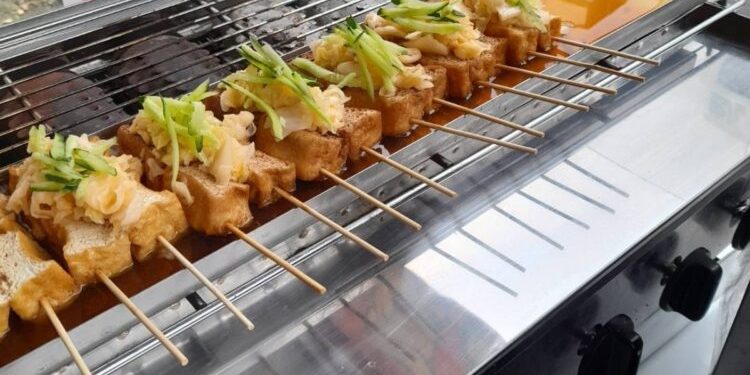 台東港式臭豆腐 外酥內嫩炭火堅持 烤出一塊塊記憶裡味道