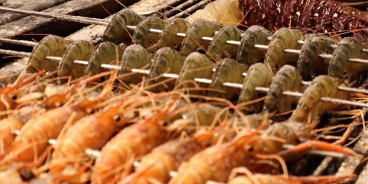 超熱門墾丁大街海鮮燒烤餐廳 現撈活蝦鮮味引爆饕客味蕾