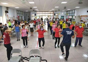 仁武長輩熱情響應「行動健身房巡迴車」 高市運發局長侯尊堯：「健康相伴、勝過家財萬貫！」