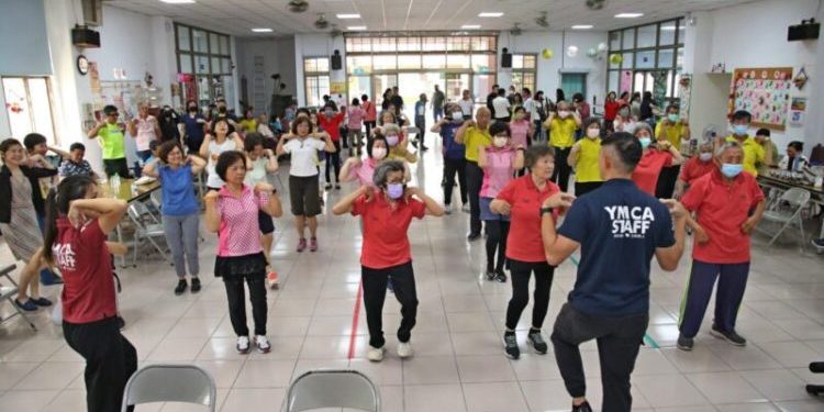 仁武長輩熱情響應「行動健身房巡迴車」 高市運發局長侯尊堯：「健康相伴、勝過家財萬貫！」