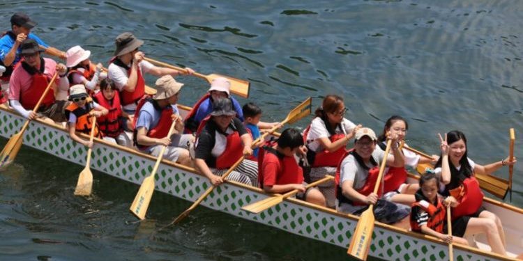 愛河龍舟嘉年華展現天倫樂趣 趣味親子組表演賽 阿公阿媽帶孫划