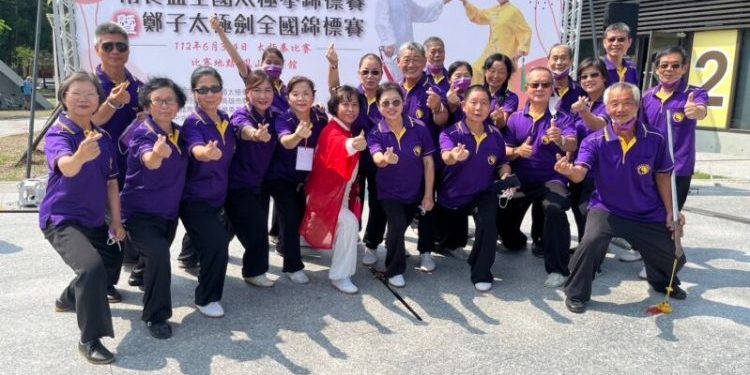 全國太極高手齊聚高雄 千人御劍氣勢驚人