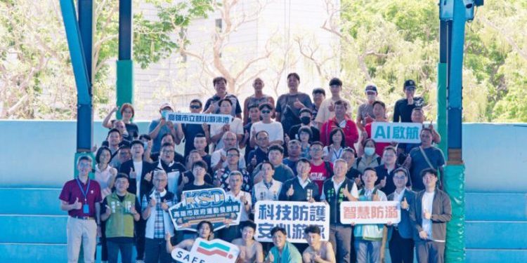 高市運發局全台首創「水上+水下智慧泳池安全監測系統」鼓山泳池啟用