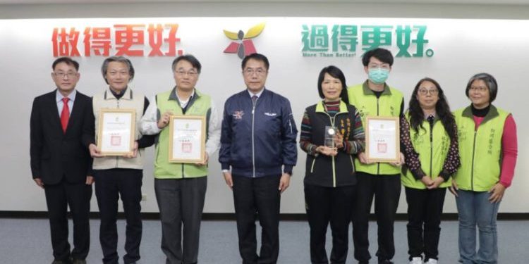 臺南市政府團隊參加112年臺灣健康城市暨高齡友善城市獎項評選成績優異,於市政會議獻獎與市民共享榮耀!