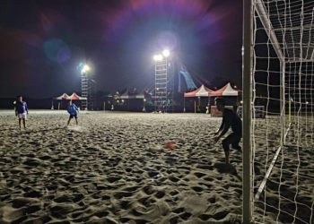 大鵬灣首屆沙灘足球！青洲灣沙灘歡慶大鵬灣盃遊客熱情加油！