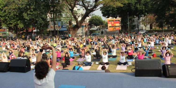 藝人潘若迪帶周縣長跳有氧舞蹈　為113全民運動會暖身