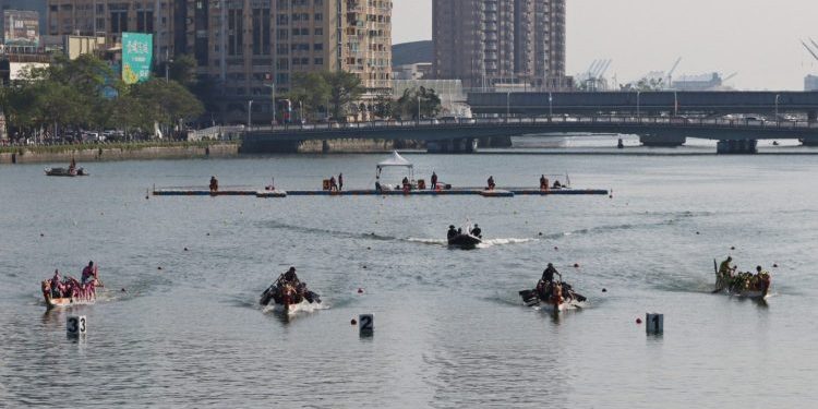 高雄城市盃龍舟錦標賽愛河「龍」重登場 吸引近50隊逾千名各界龍舟好手參加