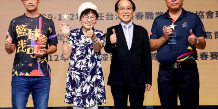 112高雄體育有功人員黃詠博、胡家蓁獲年度最佳男女選手 高齡92歲楊格女士獲卓越貢獻獎