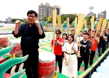 市長陳其邁為愛河龍舟點睛祈福 邀大家「划龍舟就來高雄看」 精彩熱鬧！ 33艘龍舟創紀錄