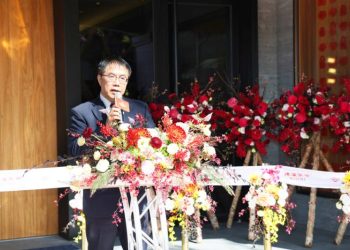 南台別院捐贈公益吉祥米 黃偉哲與滿舟法師一同為市民祈福