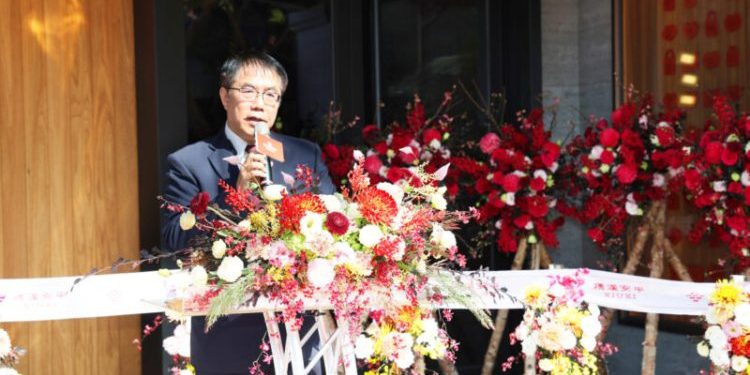 南台別院捐贈公益吉祥米 黃偉哲與滿舟法師一同為市民祈福