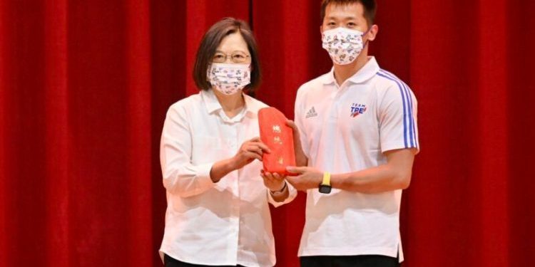 總統為成都世大運代表團授旗 勉勵選手突破自我